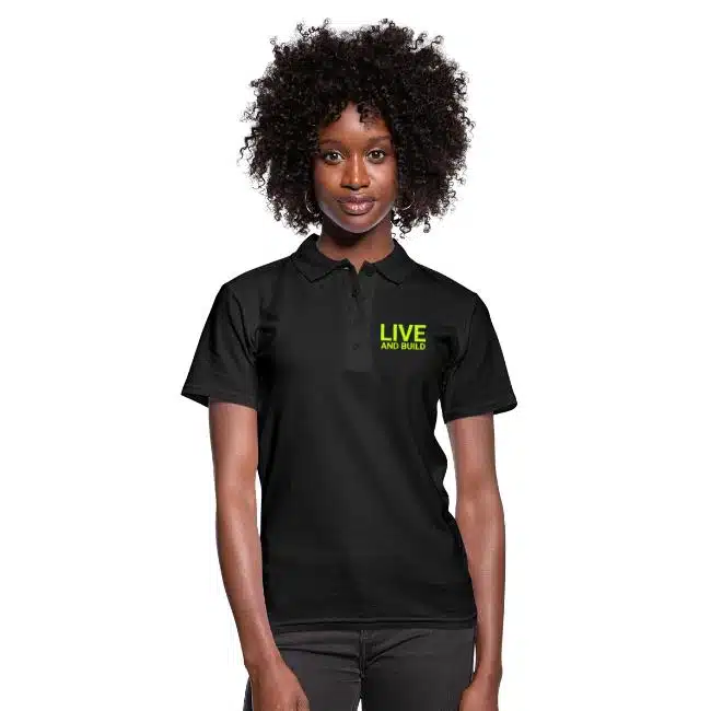 mujer con blusa